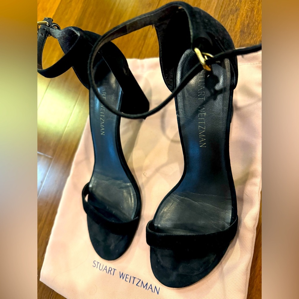 STUART WEITZMAN
NearlyNude suede sandals